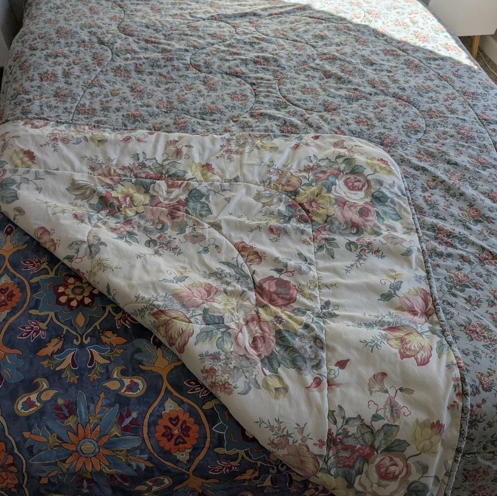Liz Claiborne Liz at Home Reversible Cream Blue Floral Comforter Vintage 96x84